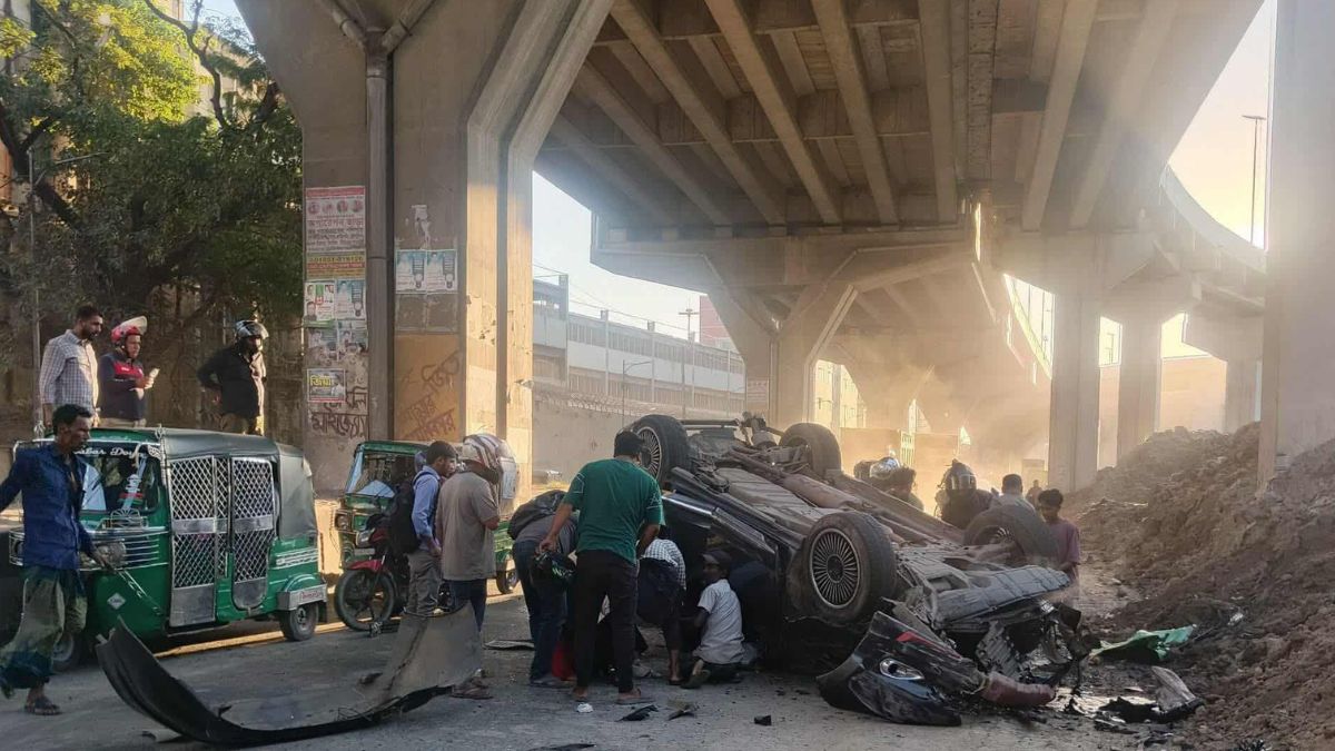 উড়ালসড়কের রেলিং ভেঙে নিচের রাস্তায় প্রাইভেটকার। ছবি- রূপালী বাংলাদেশ