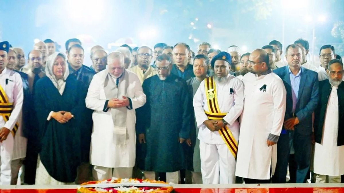 জাতীয় শহীদ মিনারে পুষ্পস্তবক অর্পণ করছেন প্রধান বিচারপতি জুবায়ের রহমান চৌধুরীসহ সুপ্রিম কোর্টের আপিল বিভাগ ও হাইকোর্ট বিভাগের বিচারপতিরা। ছবি: সংগৃহীত
