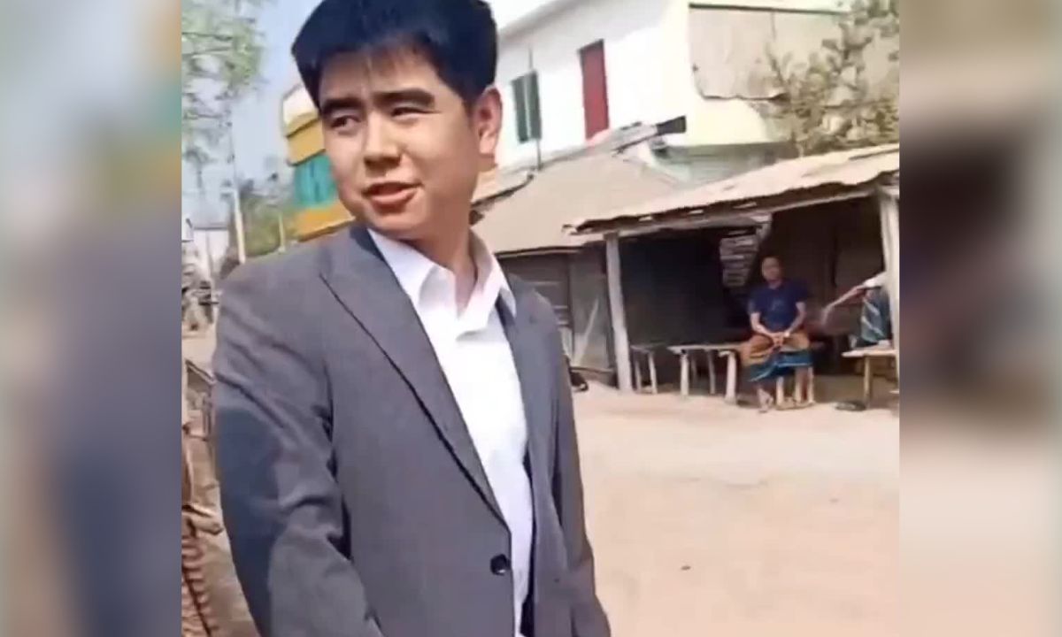 মেহেরপুরে চীনা নাগরিক। ছবি : সংগৃহীত