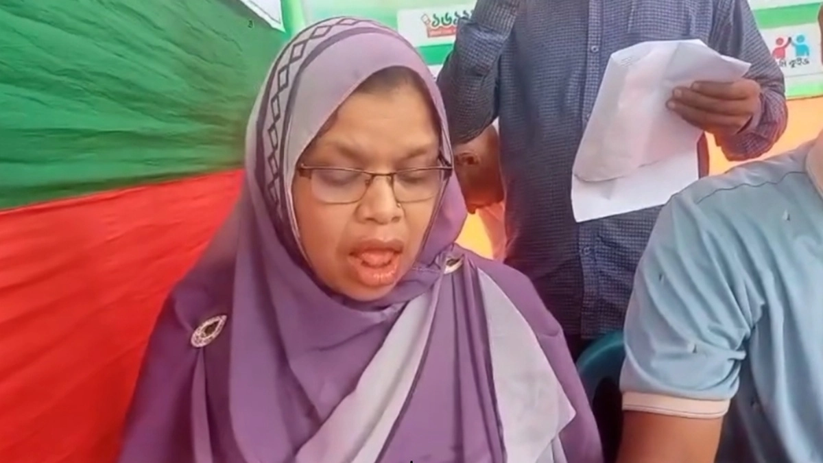 কথা বলছেন চিরিংগা ইউনিয়ন ভূমি অফিসের উপ-সহকারী ভূমি কর্মকর্তা খালেদা বেগম। ছবি : রূপালী বাংলাদেশ