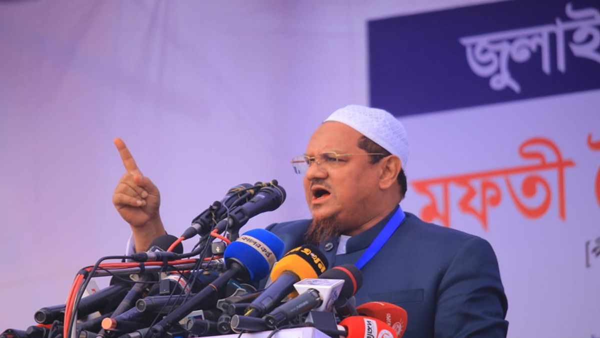 বক্তব্য দেন চরমোনাই পীর সৈয়দ মোহাম্মদ রেজাউল করিম। ছবি- রূপালী বাংলাদেশ