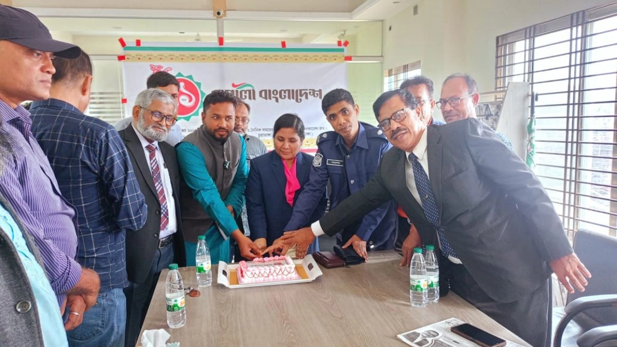 চুয়াডাঙ্গায় গণ্যমান্য অতিথিদের উপস্থিতে রূপালী বাংলাদেশ পত্রিকার প্রতিষ্ঠাবার্ষিকীর কেক কর্তন। ছবি- রূপালী বাংলাদেশ