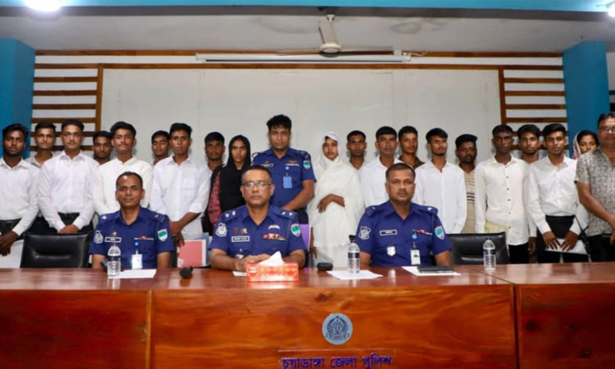 নুতুন চাকরি পাওয়াদের নিয়ে পুলিশের ঊর্ধ্বতন কর্মকর্তাদের ফটোসেশন। ছবি- সংগৃহীত