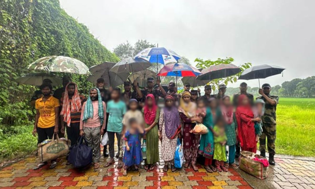 চুয়াডাঙ্গার দর্শনা সীমান্ত দিয়ে বিএসএফের হস্তান্তরকৃত ১৫ জন। ছবি- সংগৃহীত