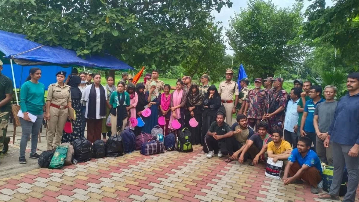 বিএসএফের হস্তান্তরকৃত ভারতে আটক হওয়া ২২ বাংলাদেশি নাগরিক । ছবি- সংগৃহীত