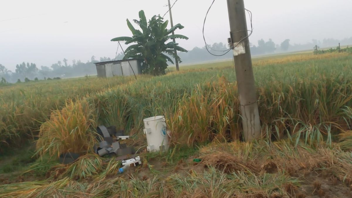 গতকাল মঙ্গলবার চুরি হওয়া ট্রান্সফরমারের অবশিষ্টাংশ। ছবি- রূপালী বাংলাদেশ