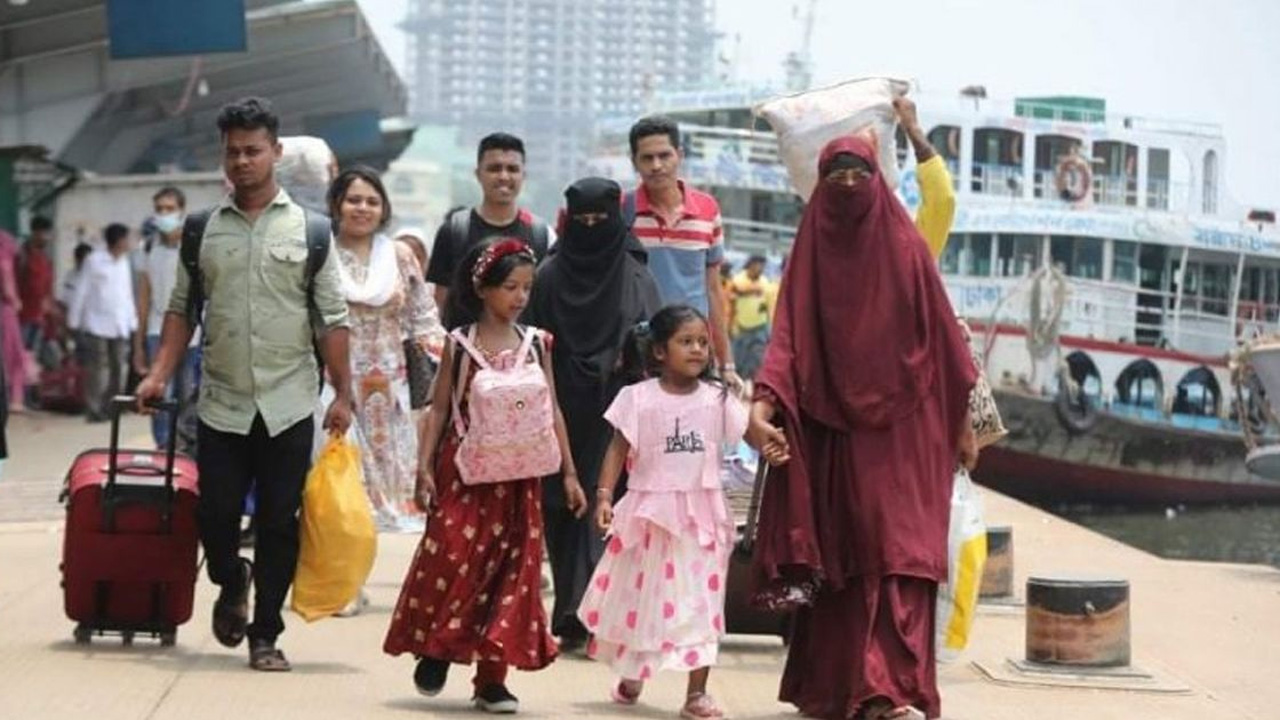ঈদে মুখো মানুষ। ছবি : সংগৃহীত