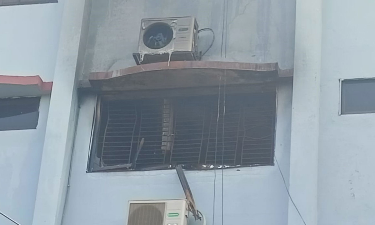 খুলনা বিভাগীয় সিআইডি অফিসে অগ্নিকাণ্ডের ঘটনা ঘটেছে। ছবি- সংগৃহীত
