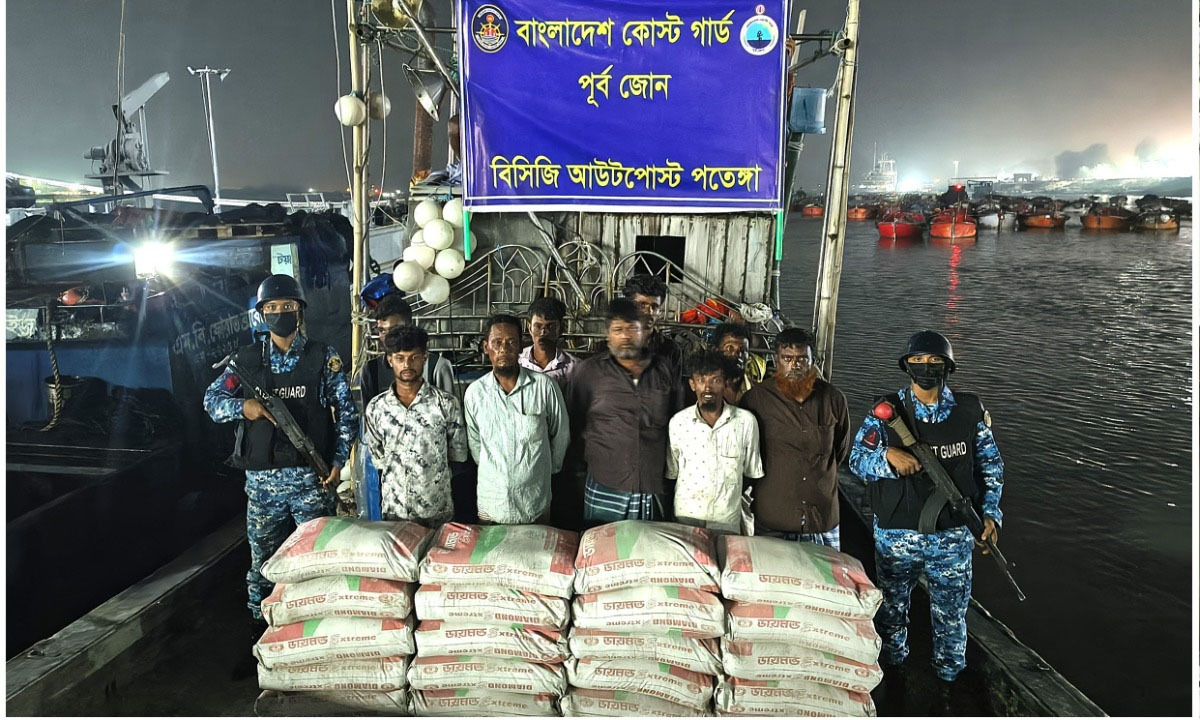 কোস্ট গার্ডের পৃথক দুই অভিযানে আটক ১৮। ছবি : সংগৃহীত