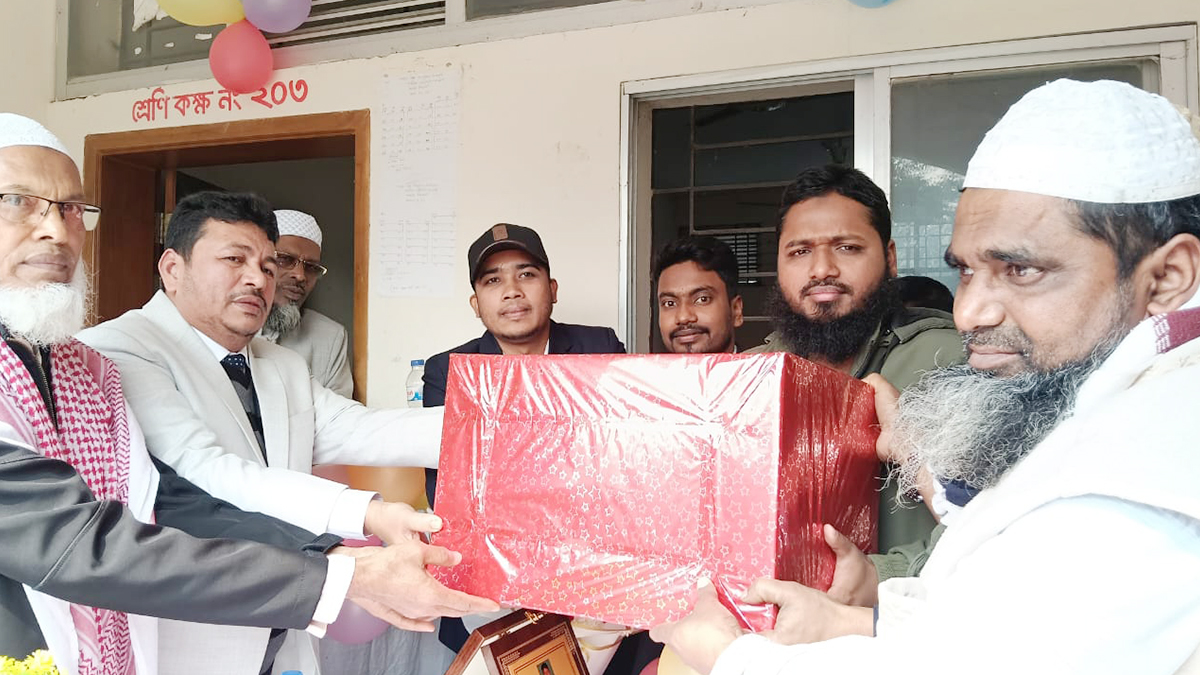 শ্রেষ্ঠ অধ্যক্ষ নির্বাচিত হওয়ায় মাদ্রা উচ্চ বিদ্যালয় ও কলেজের অধ্যক্ষ কাজী ওবায়দুর রহমানকে বর্ণাঢ্য সংবর্ধনা দেওয়া হয়। ছবি- রূপালী বাংলাদেশ
