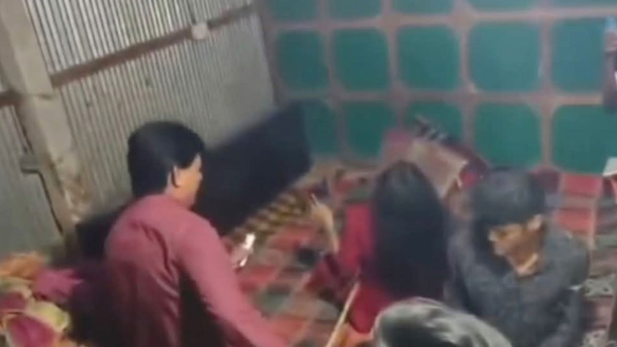 স্থানীয়ভাবে বসানো সালিশে ওই গৃহবধূর স্বামীর সঙ্গে ‘তালাক’ ঘটিয়ে বিয়ে।  ছবি- সংগৃহীত