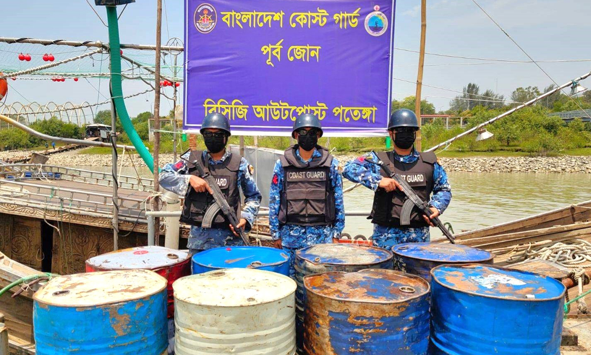 ১৫০০ লিটার ভোজ্য তেল জব্দ। ছবি : সংগৃহীত