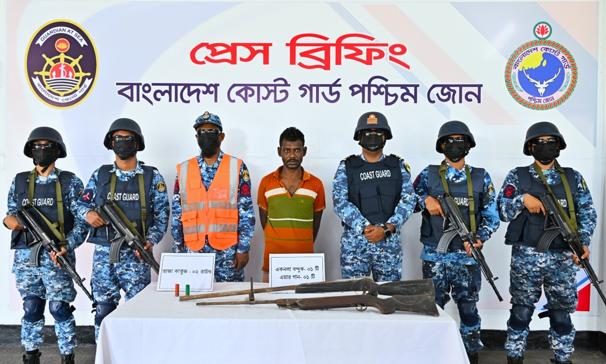অস্ত্রসহ ডাকাত মো. আব্দুস সামাদ মোল্লা আটক। ছবি : সংগৃহীত