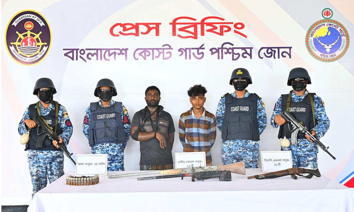 করিম শরীফ বাহিনীর দুই সদস্য আট। ছবি : সংগৃহীত