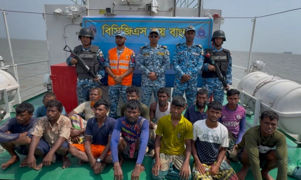 ১৪ জেলেকে জীবিত উদ্ধার। ছবি : সংগৃহীত