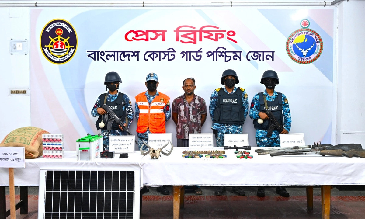 করিম শরীফ বাহিনীর সক্রিয় সদস্য আটক। ছবি : সংগৃহীত