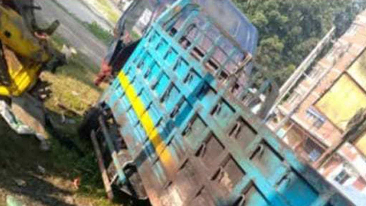 বরিশালে বিকল ট্রাকে রহস্যজনক অগ্নিসংযোগ