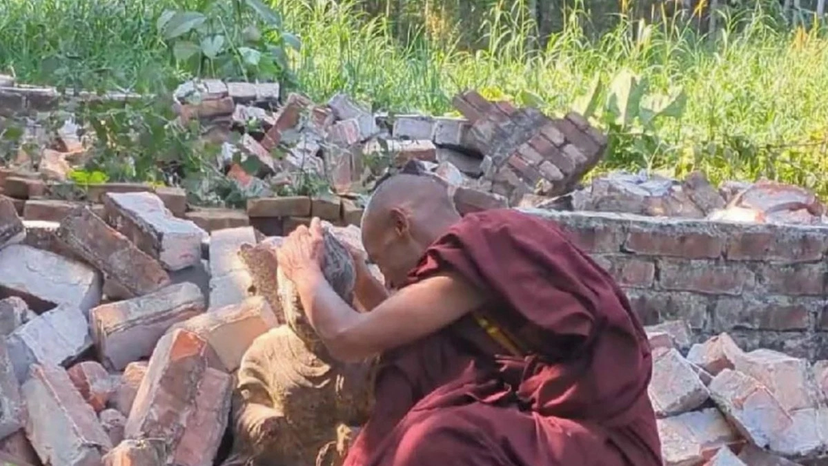 ভবনের অংশবিশেষ ভাঙচুর। ছবি- সংগৃহীত