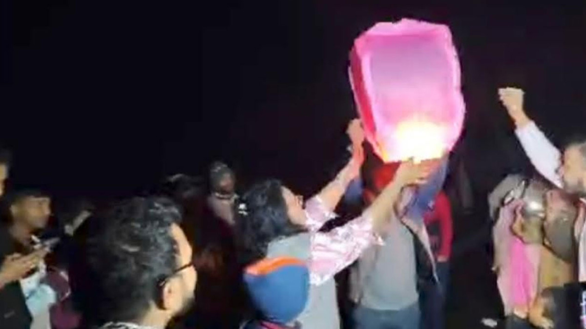 তীব্র শীত উপেক্ষা করে কক্সবাজার সমুদ্রসৈকতে বর্ষবরণে অংশ নেন লাখো পর্যটক।      ছবি : সংগৃহীত