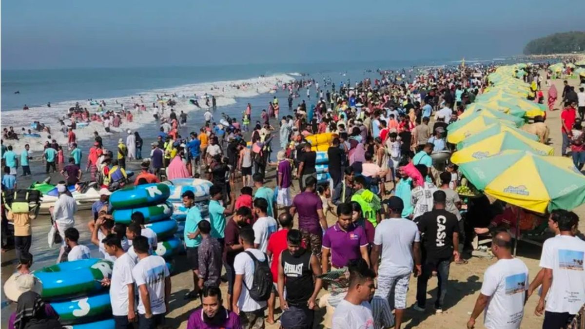 কক্সবাজার সমুদ্র সৈকতে ভ্রমণ পিপাসুদের ভিড়। ছবি-রূপালী বাংলাদেশ