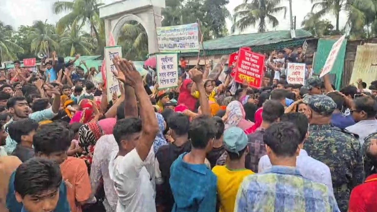উচ্ছেদের আওতায় পড়া সমিতিপাড়া এলাকার শত শত মানুষ রাস্তায় নেমে স্লোগান দেন।    ছবি- রূপালী বাংলাদেশ