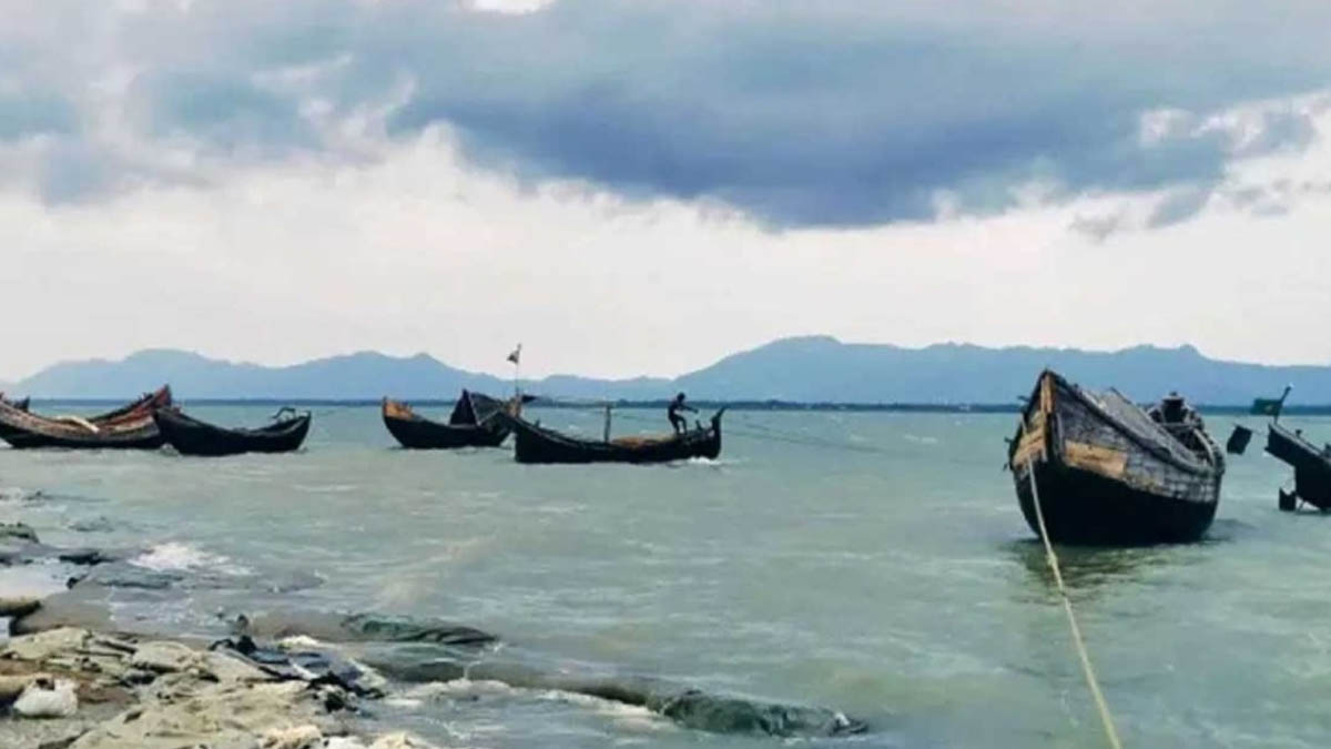 ৫ জেলেকে ট্রলারসহ ধরে নিয়ে গেছে আরাকান আর্মি। ছবি - সংগৃহীত
