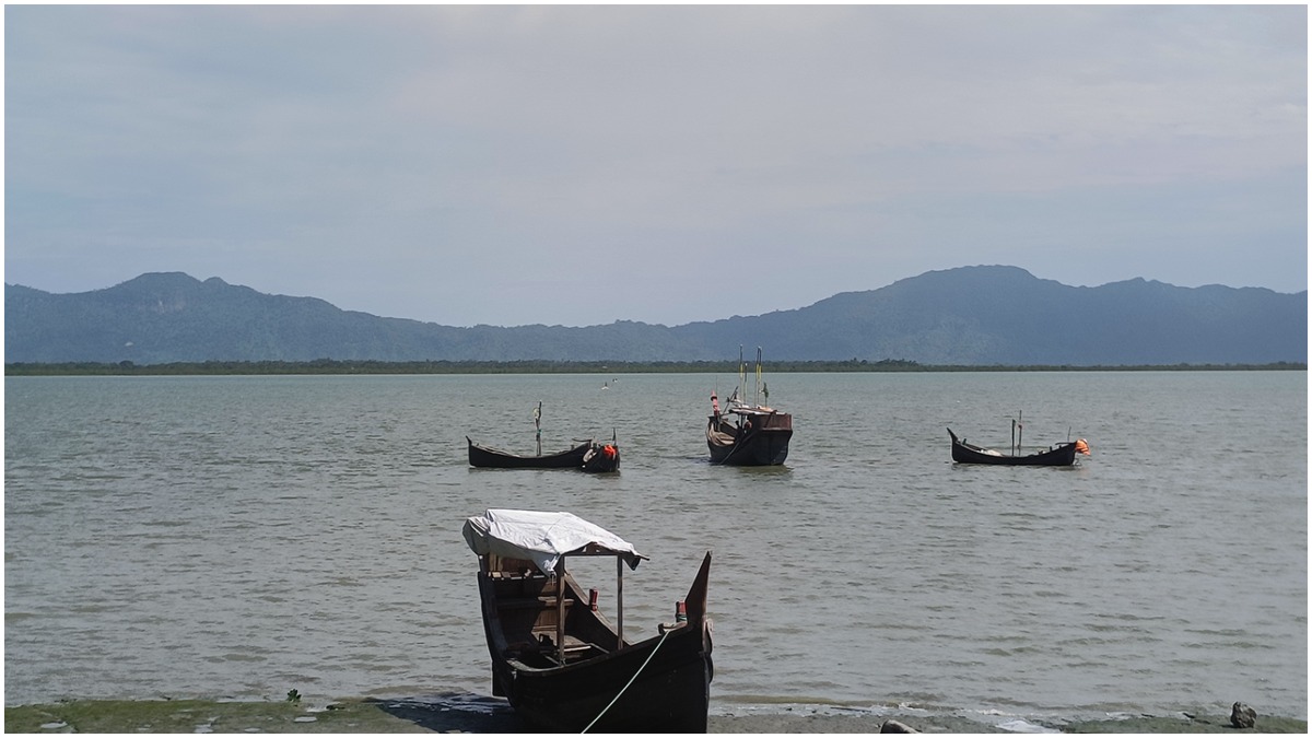 নাফ নদীতে ভাসমান ট্রলার। ছবি- সংগৃহীত