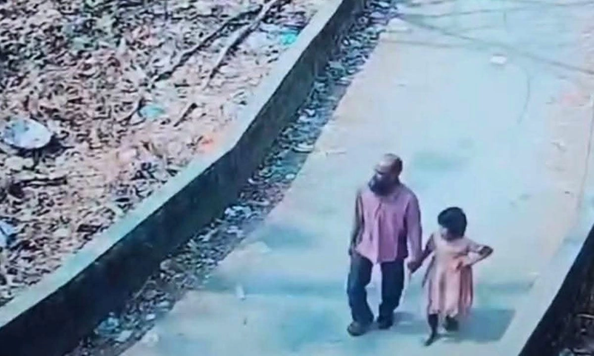গ্রেপ্তার বাবু শেখ শিশু ইরাকে পাহাড়ের দিকে নিয়ে যাওয়ার দৃশ্য। ছবি : সংগৃহীত