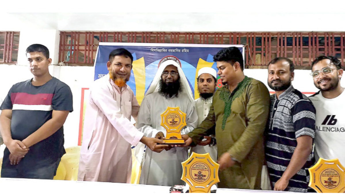 বাঁশখালীর সকল ইমাম-মোয়াজ্জিমদের সংবর্ধনা দিলেন ‘মানবতার কল্যাণে আমরা’ সংগঠন।     ছবি- রূপালী বাংলাদেশ