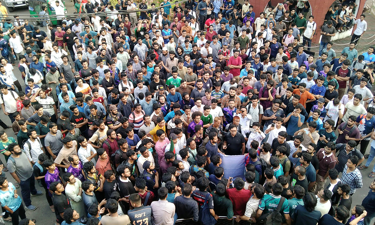 চট্টগ্রাম  শহরের লাল দীঘির মাঠ এলাকায় ডিসি অফিসের সামনে বিক্ষোভ সমাবেশ কর্মসূচি অনুষ্ঠিত হয়। ছবি- রূপালী বাংলাদেশ