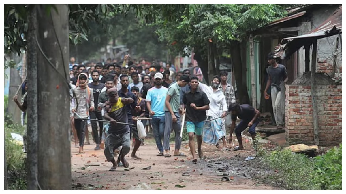 চবি শিক্ষার্থী ও স্থানীয়দের সংঘর্ষ। ছবি- সংগৃহীত