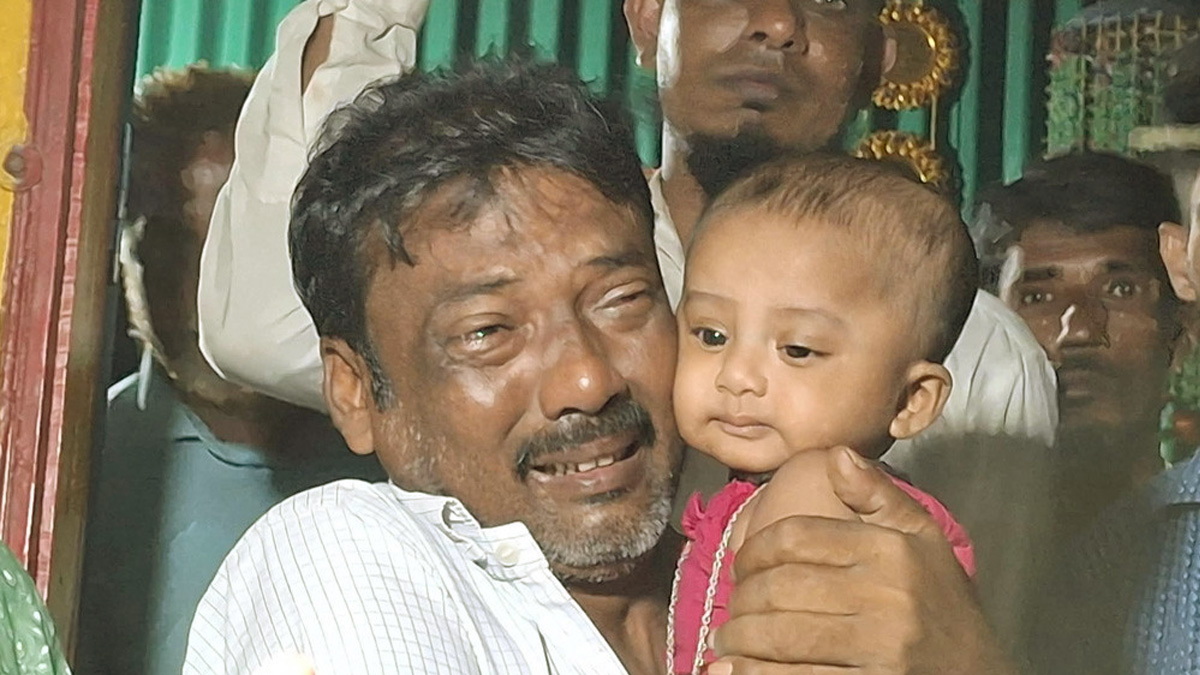 নিহত শাহাবুদ্দীনের মেয়ে আছিয়াকে কোলে নিয়ে অঝোরে কাঁদছিলেন তার দাদা ছিদ্দিক।  ছবি- সংগৃহীত