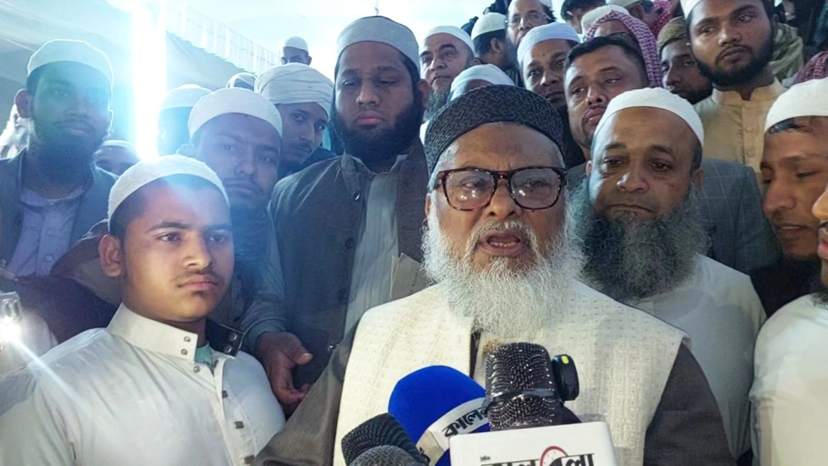 ফটিকছড়িতে সাংবাদিকদের সঙ্গে কথা বলেন ধর্ম উপদেষ্টা। ছবি- সংগৃহীত