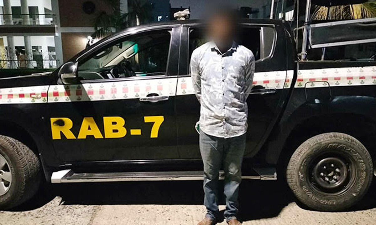 চট্টগ্রামে বিভিন্ন দেশের জাল মুদ্রাসহ এক পেশাদার মুদ্রা কারবারিকে গ্রেপ্তার করে র‌্যাব । ছবি- সংগৃহীত