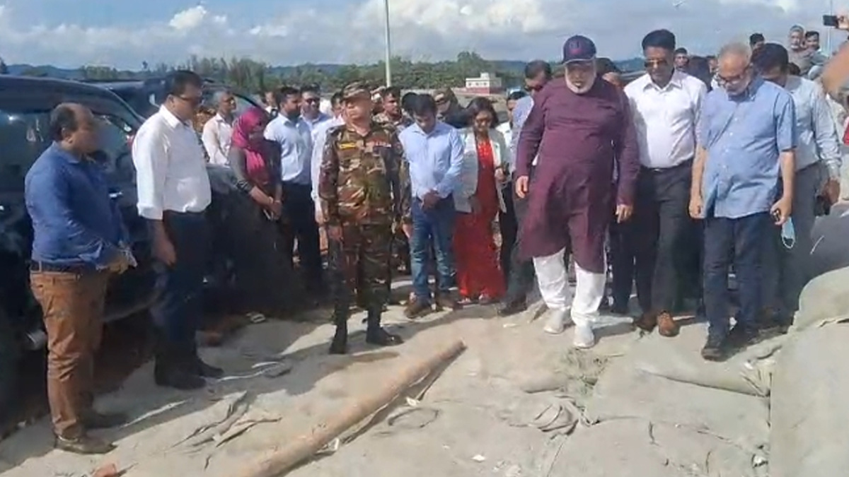 বাঁশবাড়িয়া ফেরিঘাট পরিদর্শনে উপদেষ্টা মুহাম্মদ ফাওজুল কবির খান।    ছবি- রূপালী বাংলাদেশ