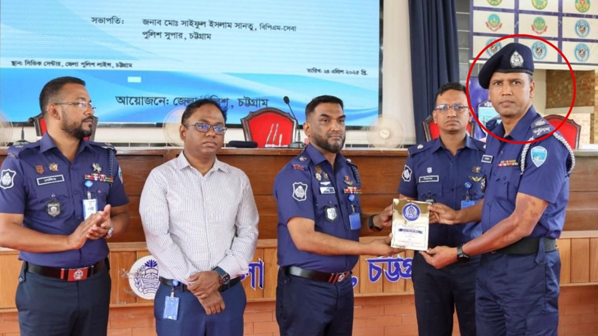 মাদক উদ্ধার করে শ্রেষ্ঠ পুলিশ কর্মকর্তার পুরস্কার নিচ্ছেন কামাল হোসেন। ছবি- সংগৃহীত