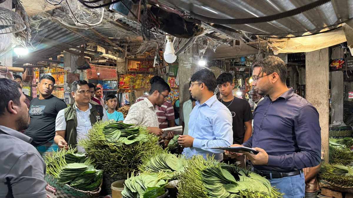 সীতাকুণ্ড কাঁচাবাজার এলাকায় নিষিদ্ধ পলিথিন শপিং ব্যাগের বিরুদ্ধে মোবাইল কোর্ট অভিযান। ছবি- রূপালী বাংলাদেশ