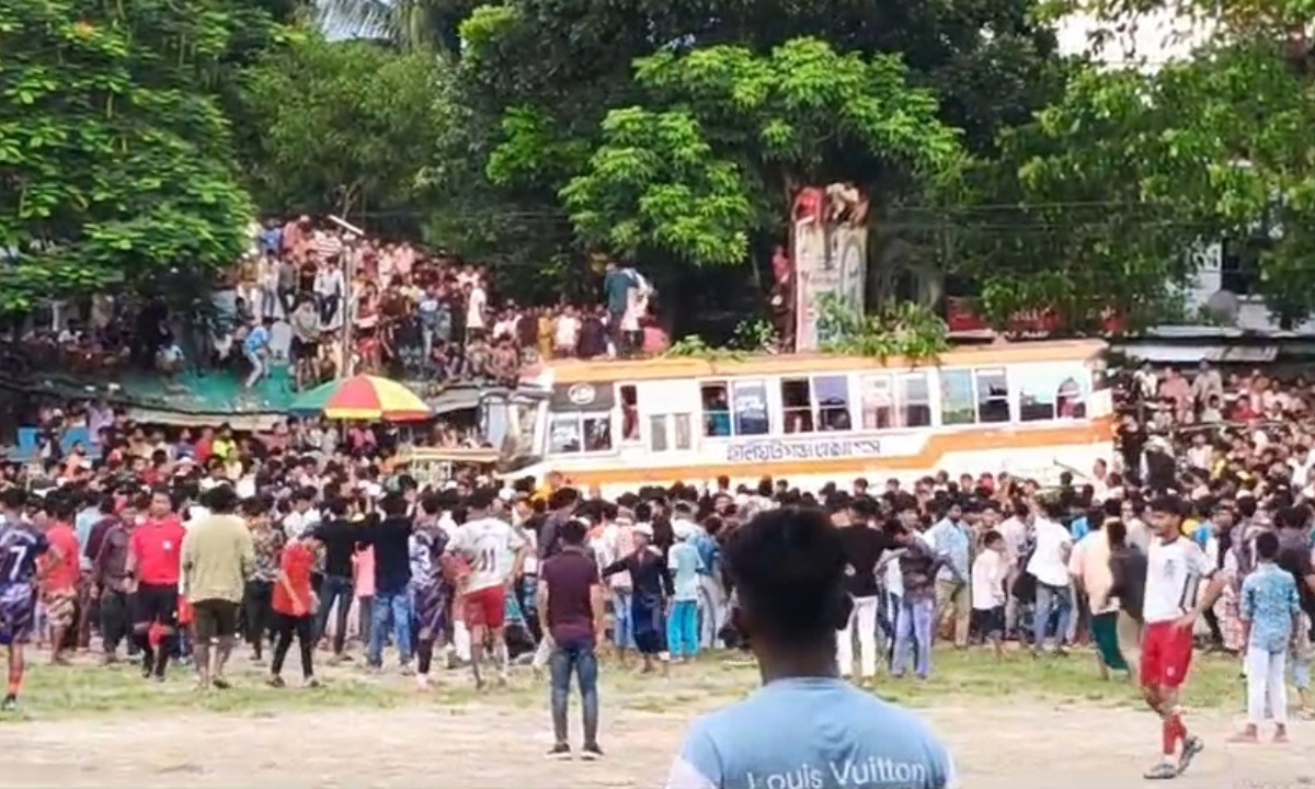 কুমিল্লার মুরাদনগরে দুর্ঘটনাস্থলে মানুষের ভিড়। ছবি- রূপালী বাংলাদেশ