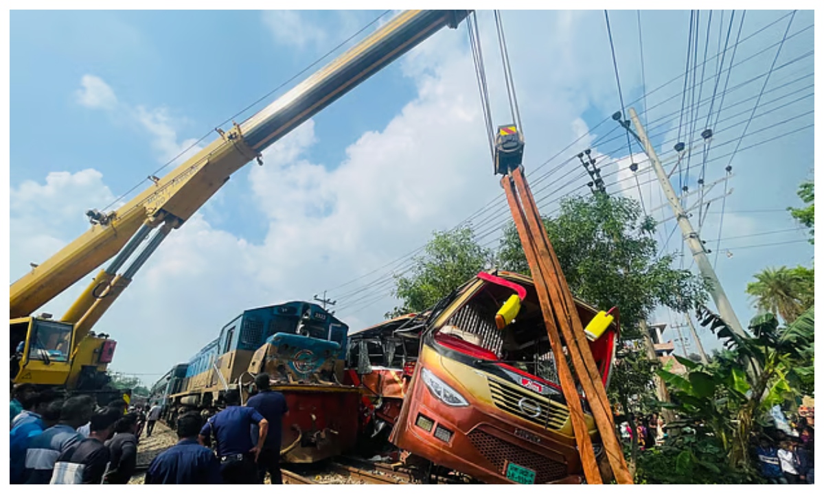 কুমিল্লায় ট্রেন ও বাসের সংঘর্ষ। ছবি : সংগৃহীত