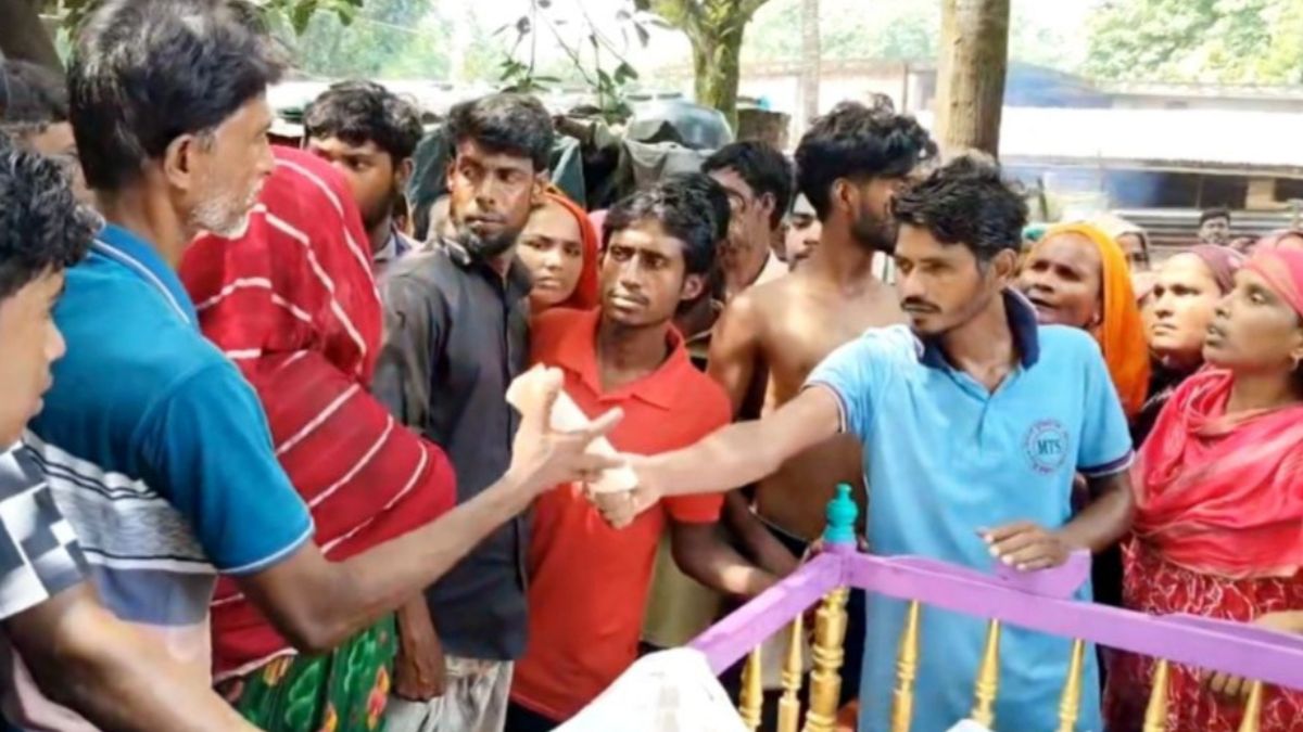 চুয়াডাঙ্গার দামুড়হুদায় মরদেহ দাফনে বাধা দেওয়া হয়। ছবি- রূপালী বাংলাদেশ