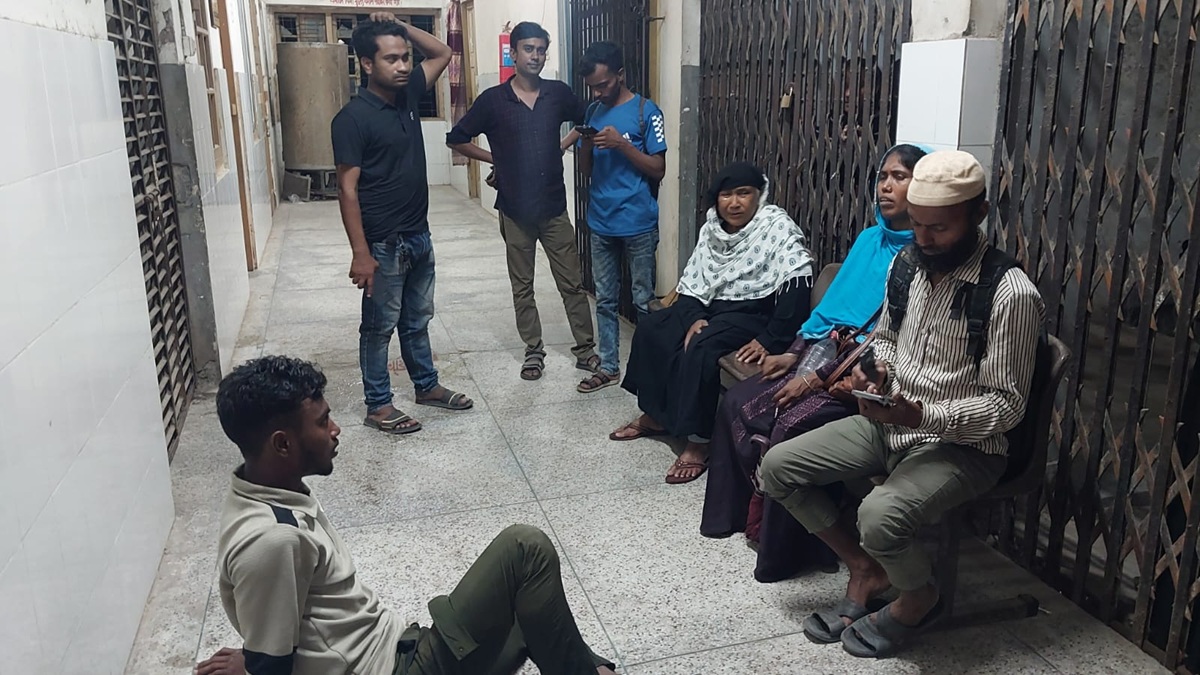 আঞ্জুমান আরাকে হাসপাতালে নেওয়ার পর অপেক্ষা করেন স্বজনরা।  ছবি : রূপালী বাংলাদেশ