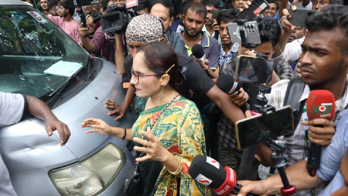 ধানমন্ডি ৩২ নম্বরে বঙ্গবন্ধুকে শ্রদ্ধা জানাতে ফুল নিয়ে আসা এক নারীকে পুলিশ বাধা দিয়েছে।       ছবি- সংগৃহীত