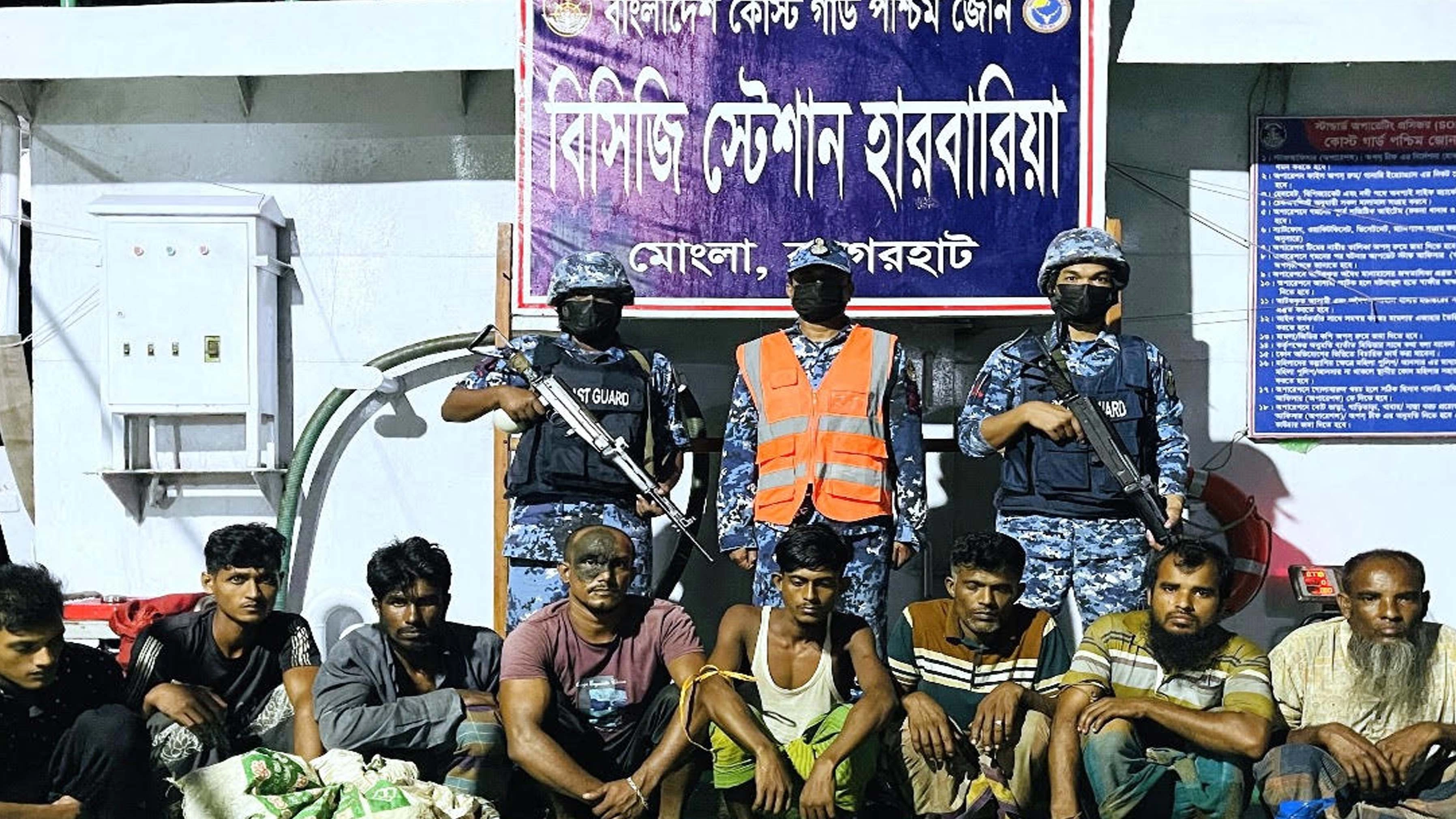 হরিণ ও অবৈধ কাঁকড়া সহ সুন্দরবনের শিকারিরা আটক। ছবি- রূপালী বাংলাদেশ