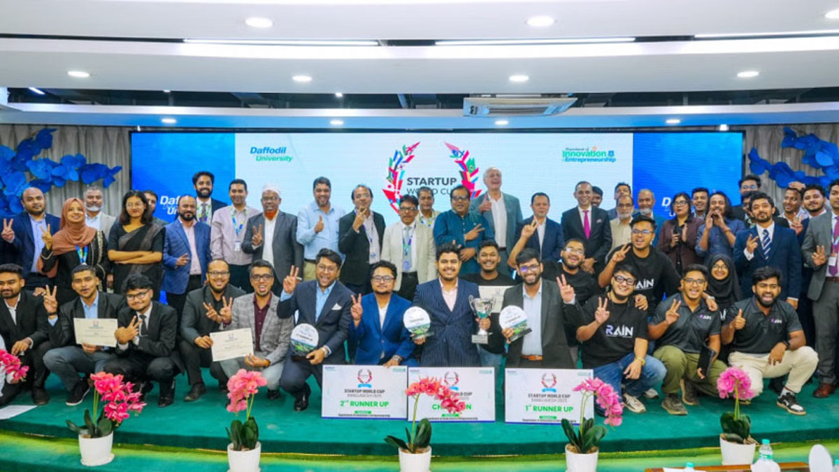 স্টার্টআপ ওয়ার্ল্ড কাপের বাংলাদেশ-২০২৫ এর আঞ্চলিক পর্বের গ্র্যান্ড ফাইনালে বিজয়ী দলের সদস্যরা।    ছবি- সংগৃহীত