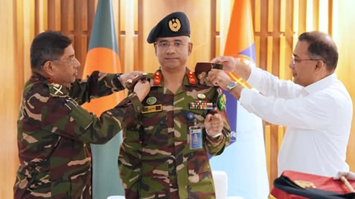 র‍্যাংক ব্যাজ পরিয়ে দিয়েছেন প্রধানমন্ত্রী তারেক রহমান। ছবি : সংগৃহীত