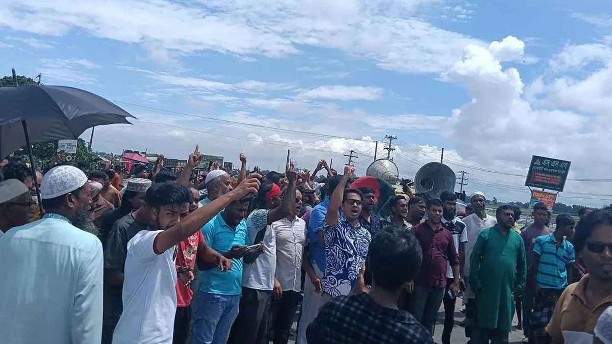 ঢাকা-সিলেট মহাসড়ক অবরোধ করেছেন স্থানীয়রা।  ছবি- সংগৃহীত