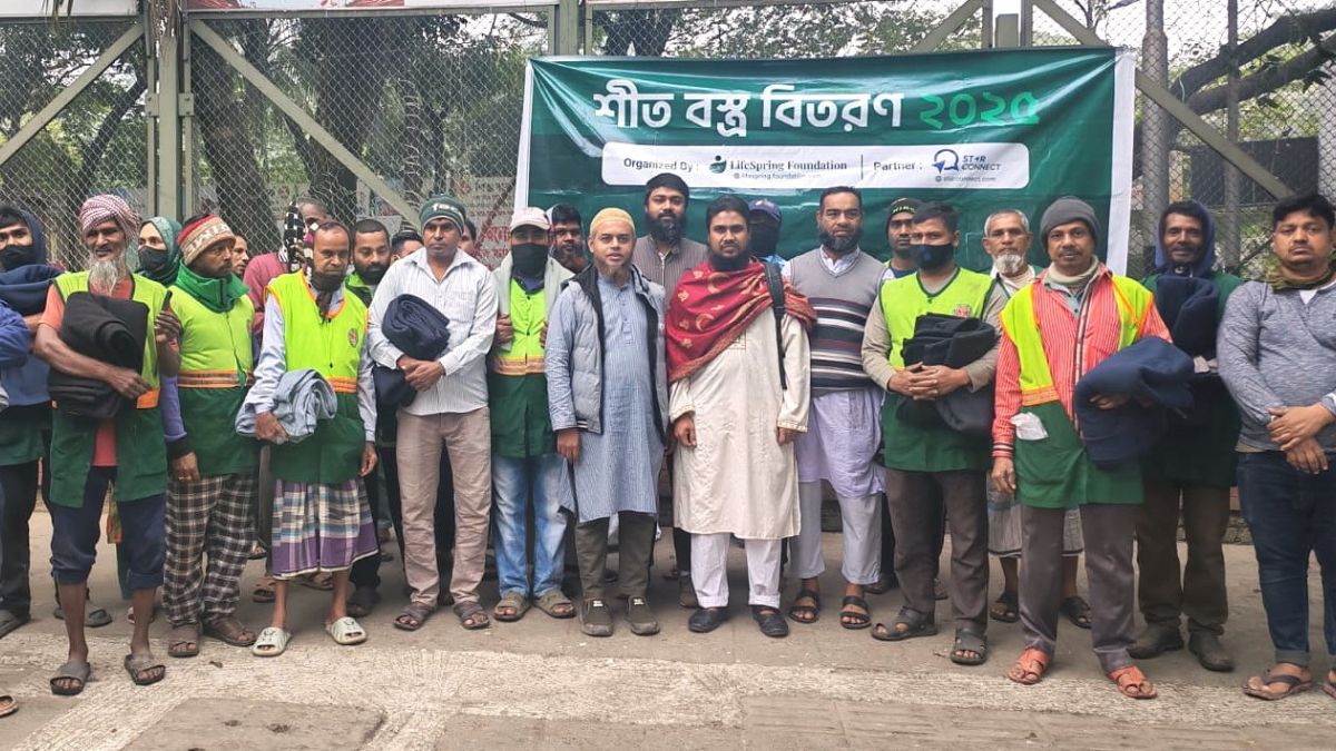  ধানমন্ডি-৩২ মোড়ের পাশে পরিচ্ছন্ন কর্মীদের মাঝে শীতবস্ত্র বিতরণ করা হয়। ছবি- রূপালী বাংলাদেশ