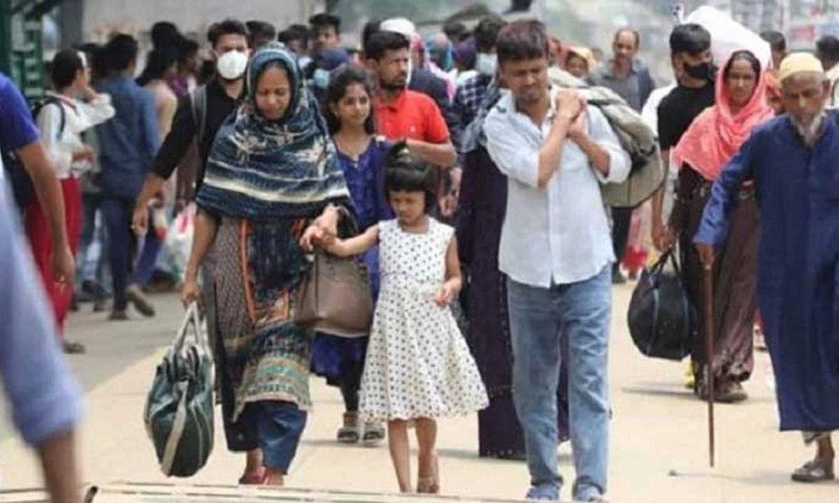 রাজধানীর পথে মানুষ। ছবি : সংগৃহীত