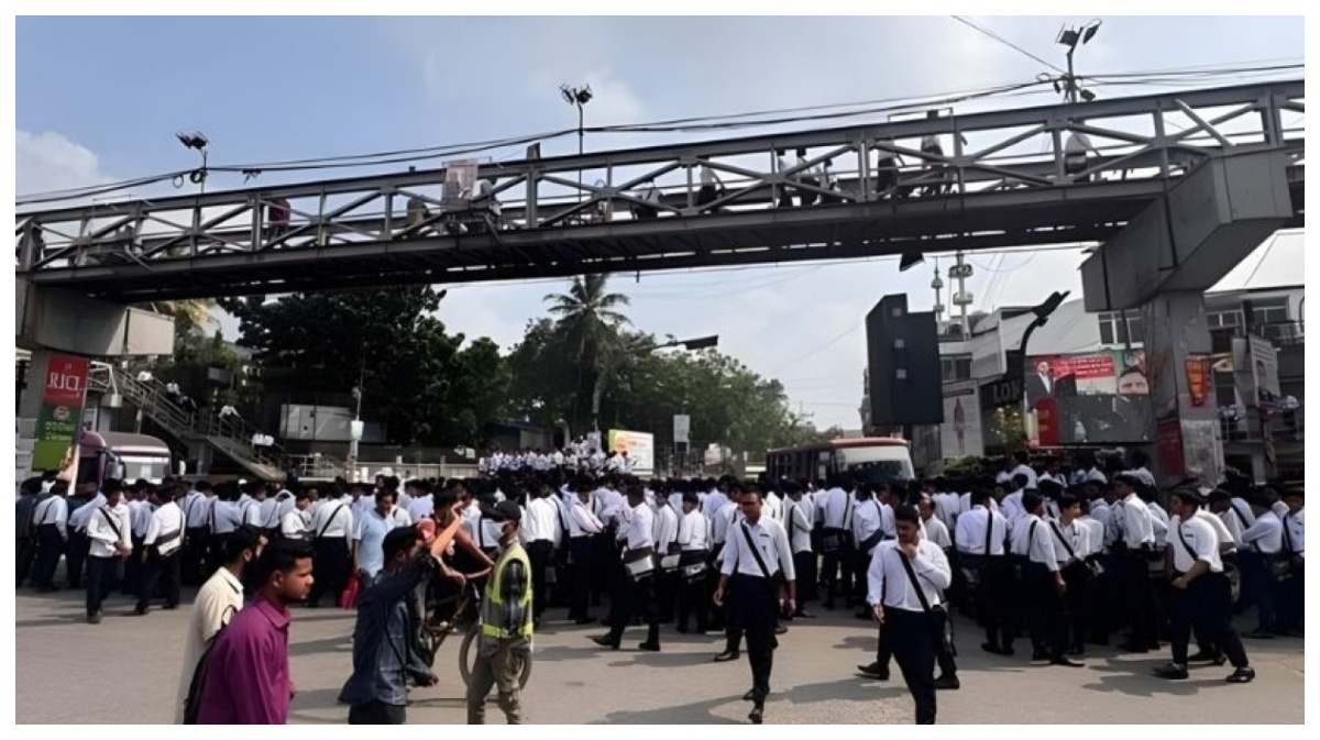 সায়েন্স ল্যাব মোড় অবরোধ করল ঢাকা কলেজ শিক্ষার্থীরা। ছবি-সংগৃহীত
