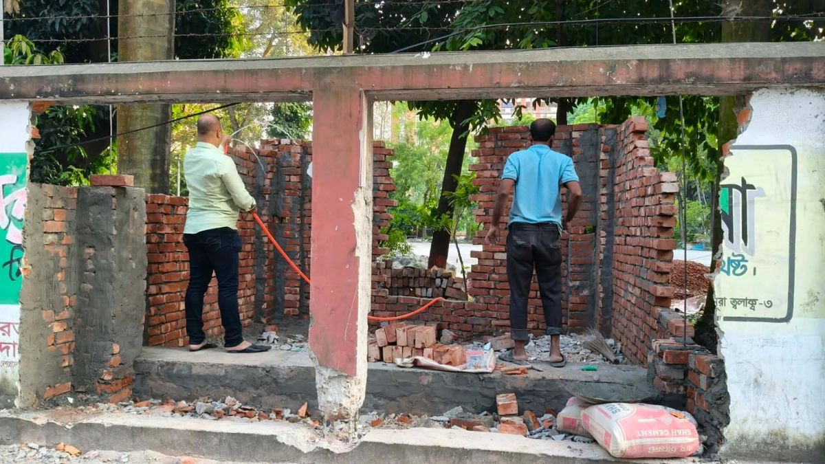 ঢাকা কলেজের দেয়াল ভেঙে ব্যাংকের এটিএম বুথ স্থাপন হচ্ছে। ছবি- রূপালী বাংলাদেশ